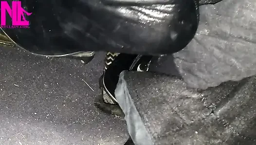 Siyah deri yüksek topuklu çizmelerimi pedalla pompalıyor ve açma