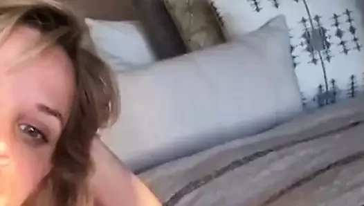 Reese с ложкой кончает на ее кровати, селфи, видео
