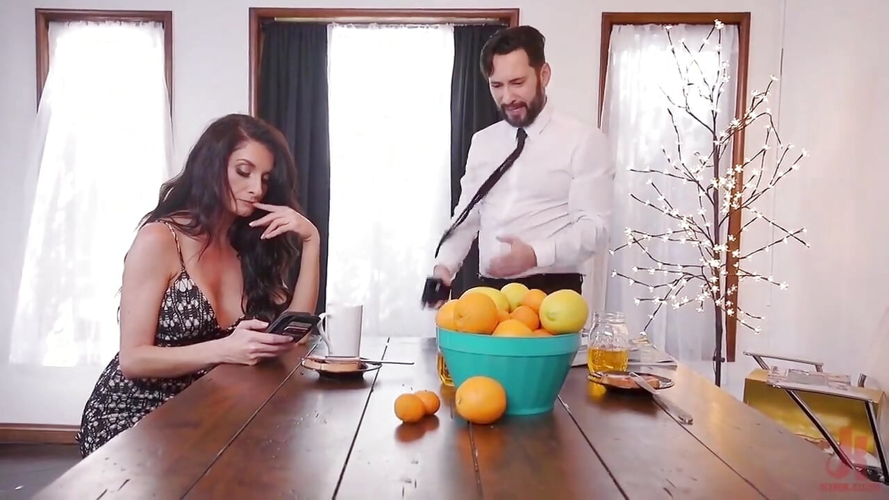 Blaik phraide larkiyan bachat aur chudaee ki saja ke lie phuhar chhorti hain