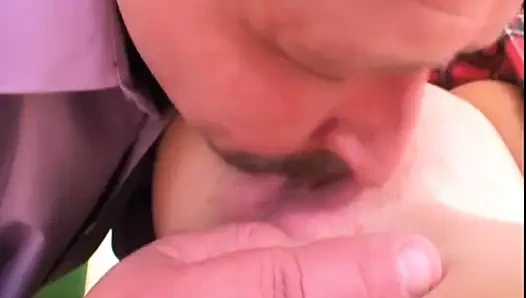 Genç vahşi küçük sürtük sınıfta sikiliyor