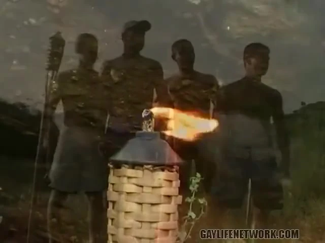 Sıcak güneşin altında sikişiyor