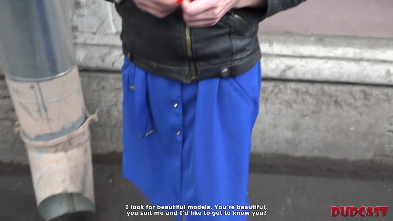 脆弱的美女在他的工作室与经纪人发生性关系后被中出