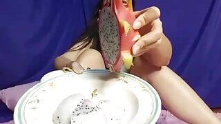 Comendo minha fruta no café da manhã 3