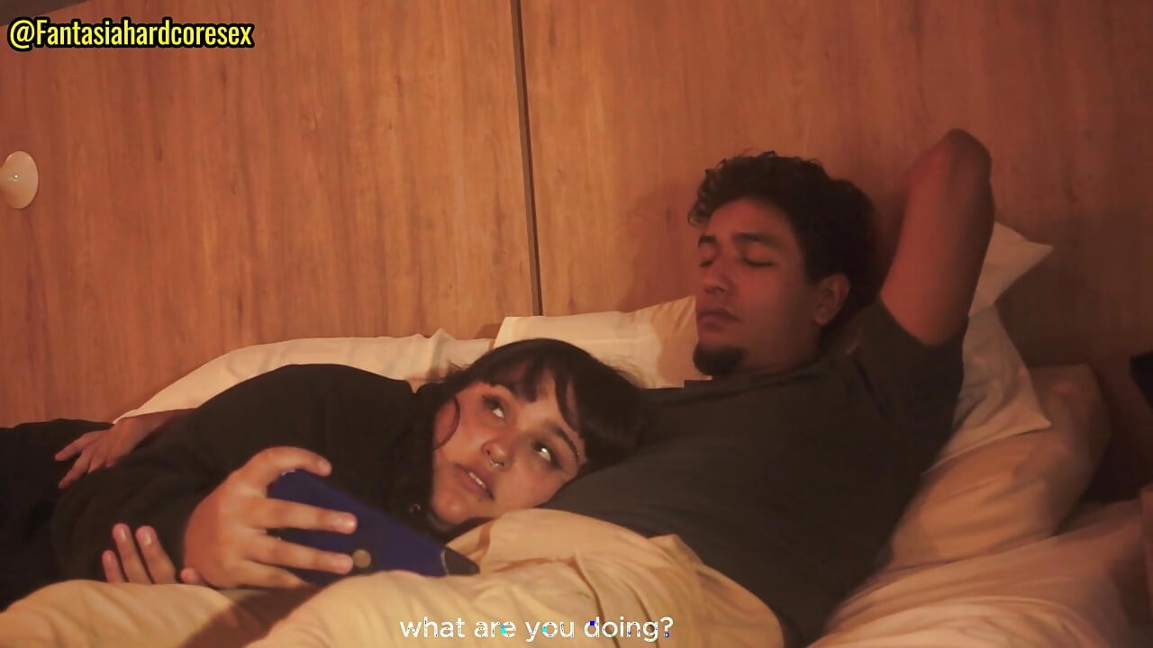 La mia sorellastra ingoia il mio pene dopo aver visto il film, ci hanno quasi scoperti