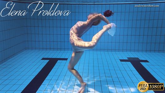 Elena Proklova zeigt, wie sexy man allein im Pool sein kann