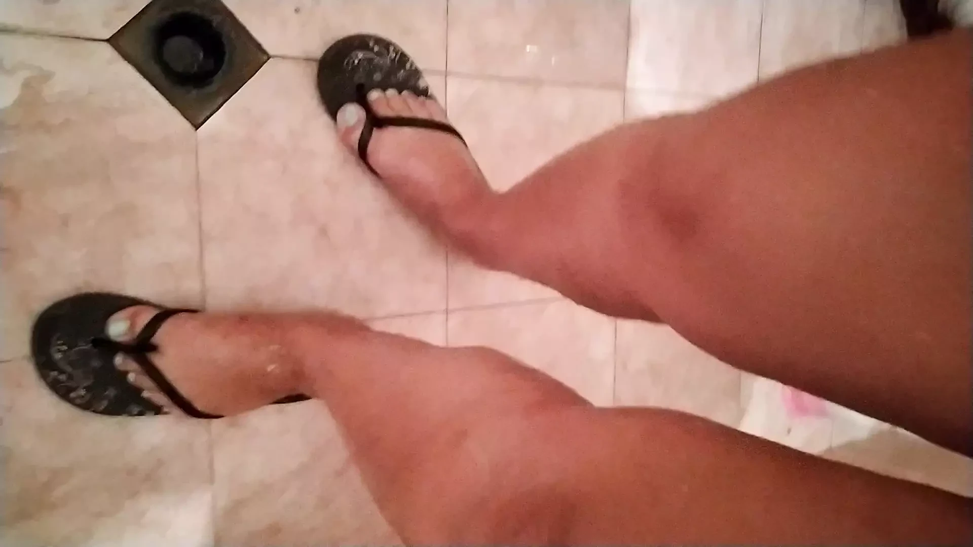 恋足癖女孩nikita在家里的浴室里洗她的热辣脚
