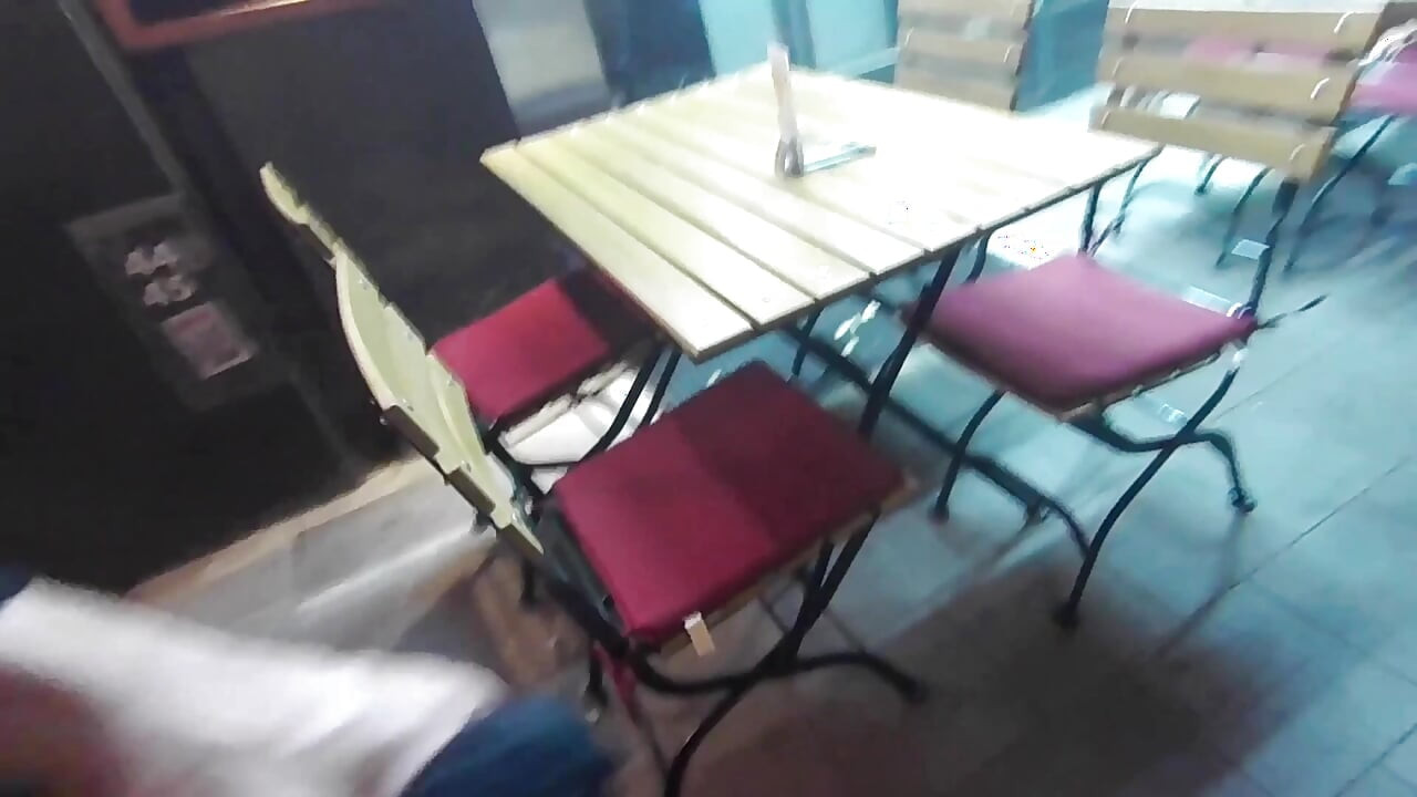 De salto alto, meia e minissaia na sex shop e depois de volta para o hotel com a roupa