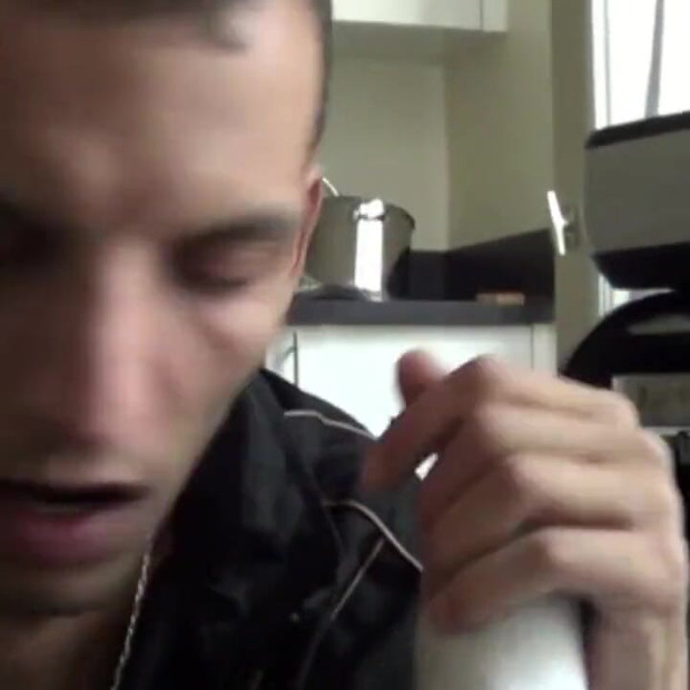 Чешуйчато покорила кроссовку сексуальной молодой арабки