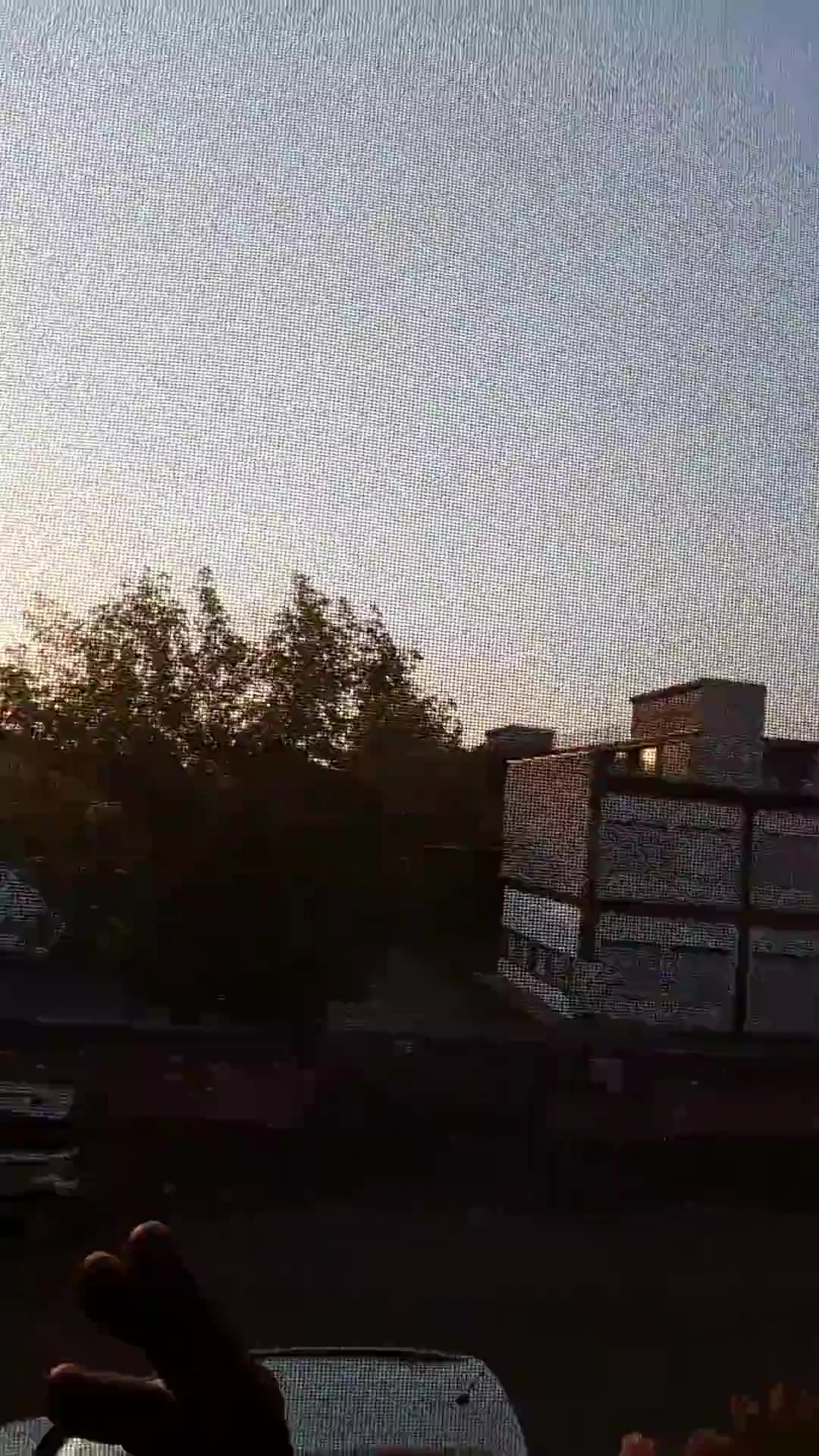 Pencerenin önünde, pencere açık