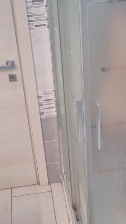 Varmt i brusebadet og alt vådt sexet | Klip 1