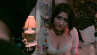 Indische actrice Mukherjee toont borsten
