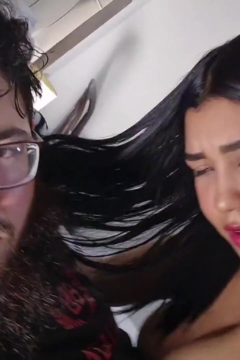 Minha namorada morena sexy chupando pau em um hotel da cidade
