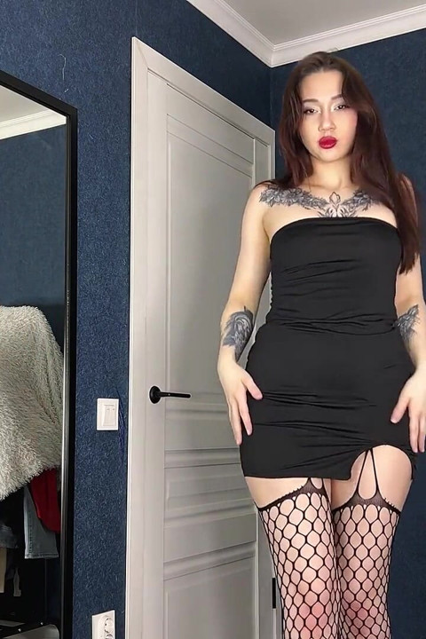 Cewek Asia seksi dengan stoking jaring-jaring dan minyak lagi asik masturbasi lubang pantatnya