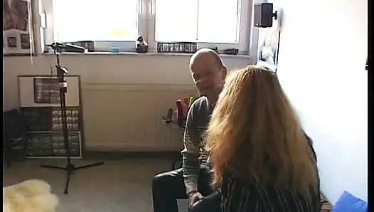 Ginger teen mit dicken möpsen und behaarter muschi zieht sich beim casting aus