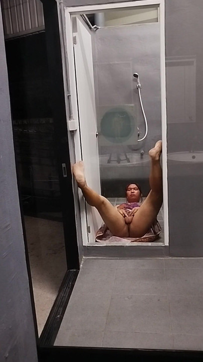 FN120 The bathroom door of happiness | Clip 1