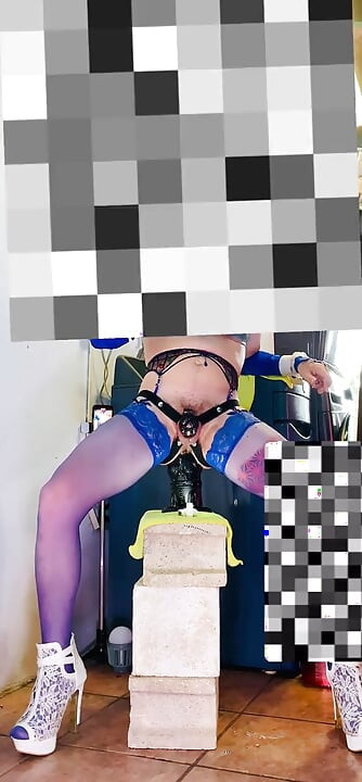 Возбужденный шмель с большими силиконовыми сиськами трахают в задницу на улице