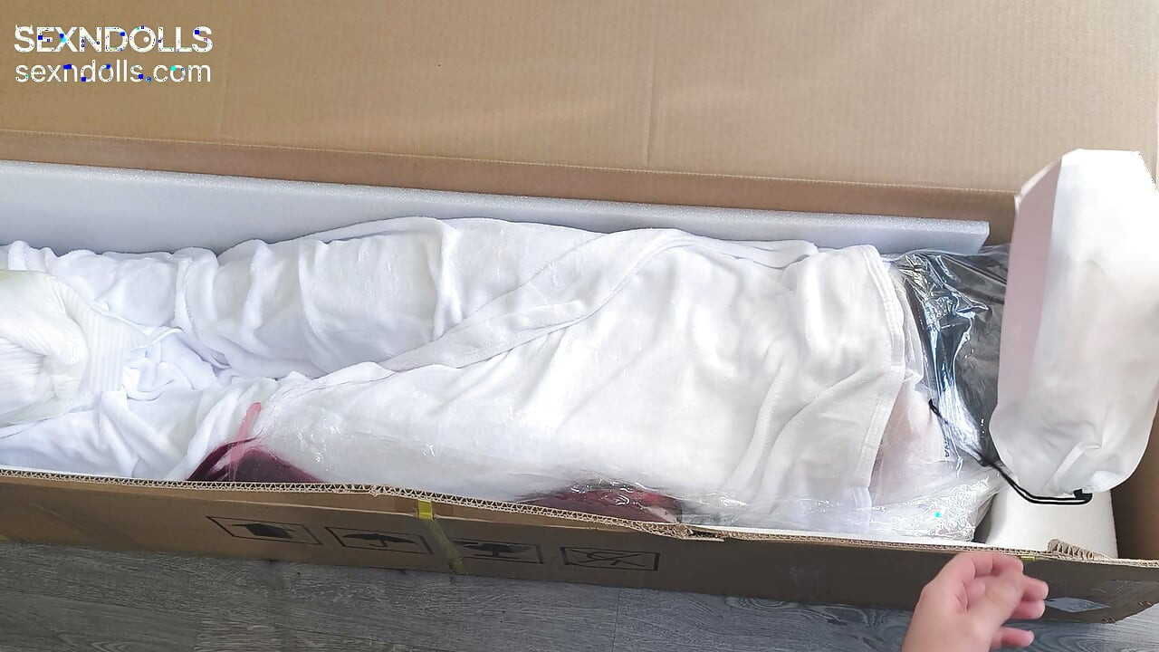 É final aqui!  Desempacotando a sexdoll asiática Lina Mei de sexndolls
