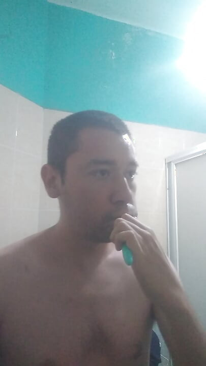 লোক তার মুখ ধোয়