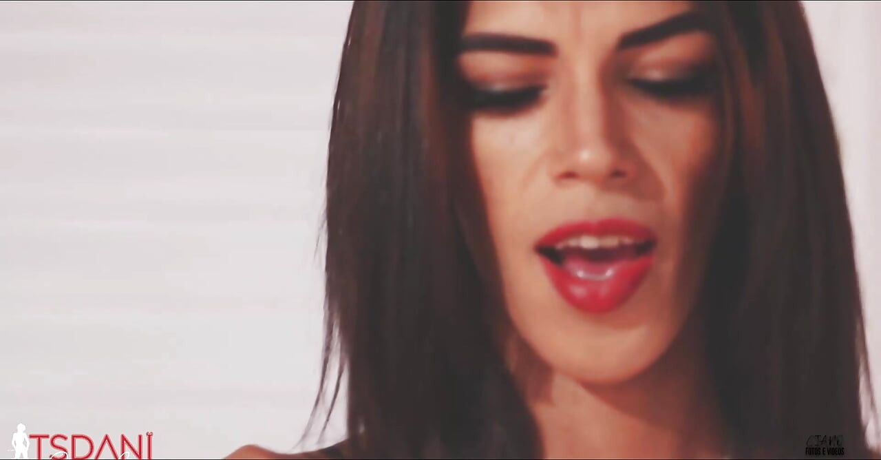 Μια όμορφη φωτογράφηση στο σπίτι με την Daniela Santos να κυκλοφορεί πολύ γάλα για εσάς.