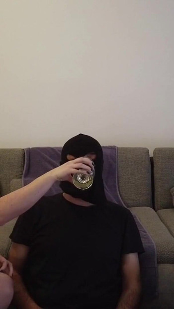 Mesti berkongsi detik dari "Pussy Smelling dan Three Glasses of MILF Piss"