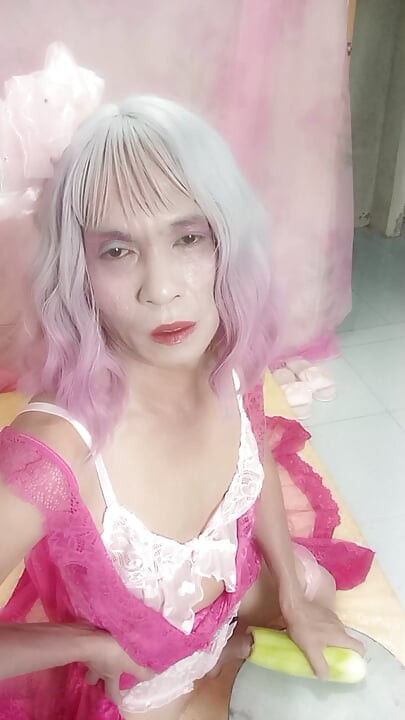 Transseksüel oanh le seksi bir elbise giyiyor ve mastürbasyon yapıyor.