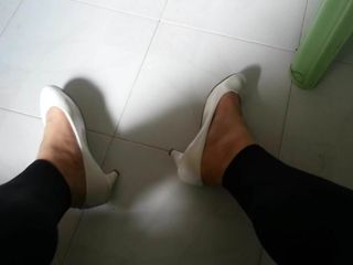 Білі лаковані туфлі з чорними легінсами