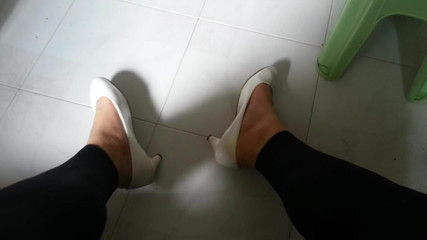 Zapatos de charol blancos con teaser de leggings negros