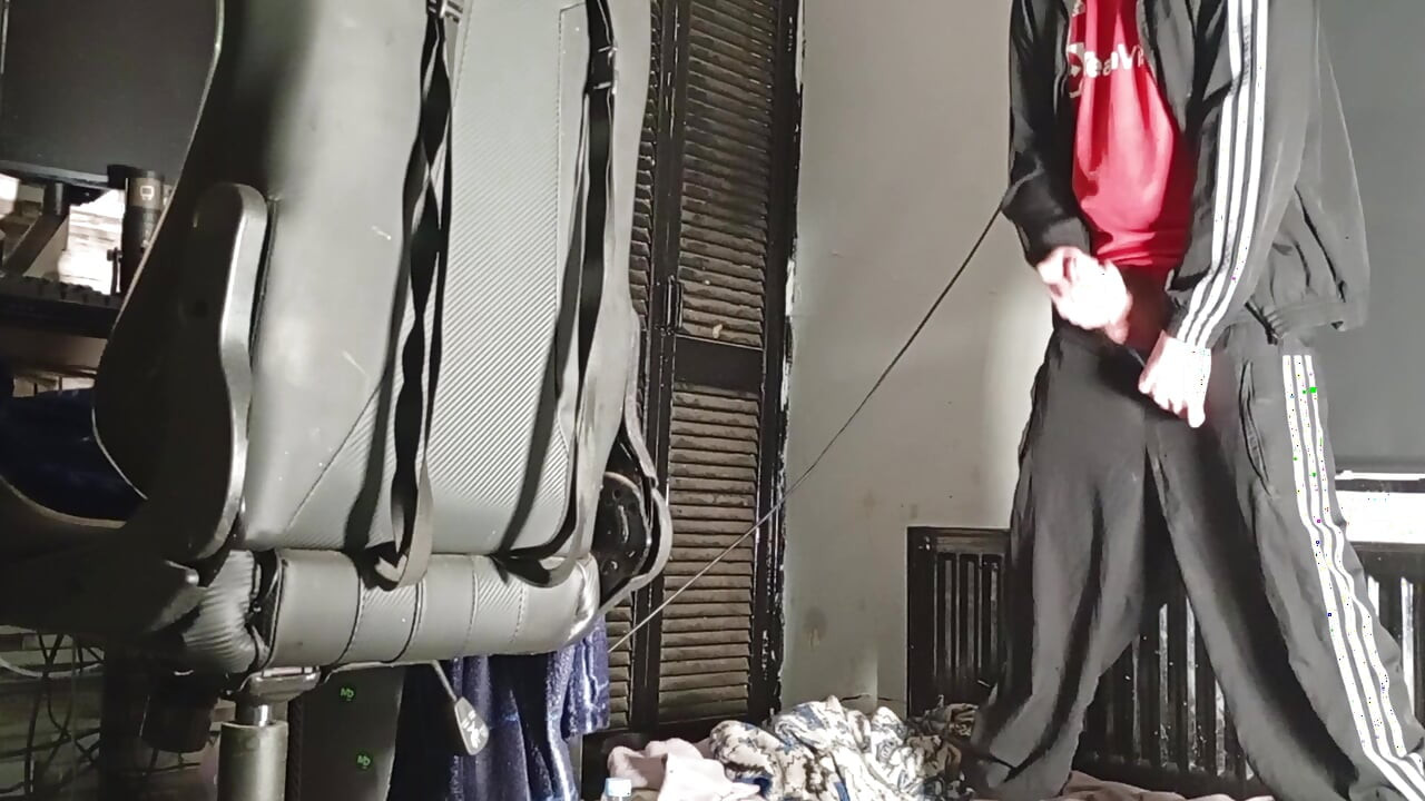 Jovem garoto gozando em suas pistas vestindo cuecas azuis