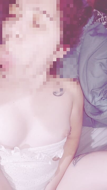 Latina onanerer med enorm dildo og spruter non-stop