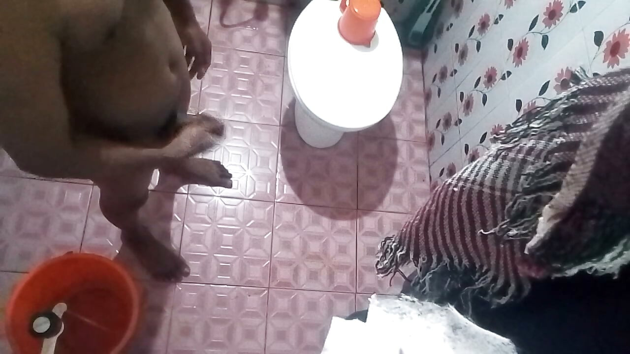 기숙사 화장실에서 자위하는 대학생