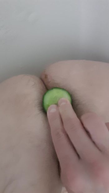 Jongen experimenteert met komkommer
