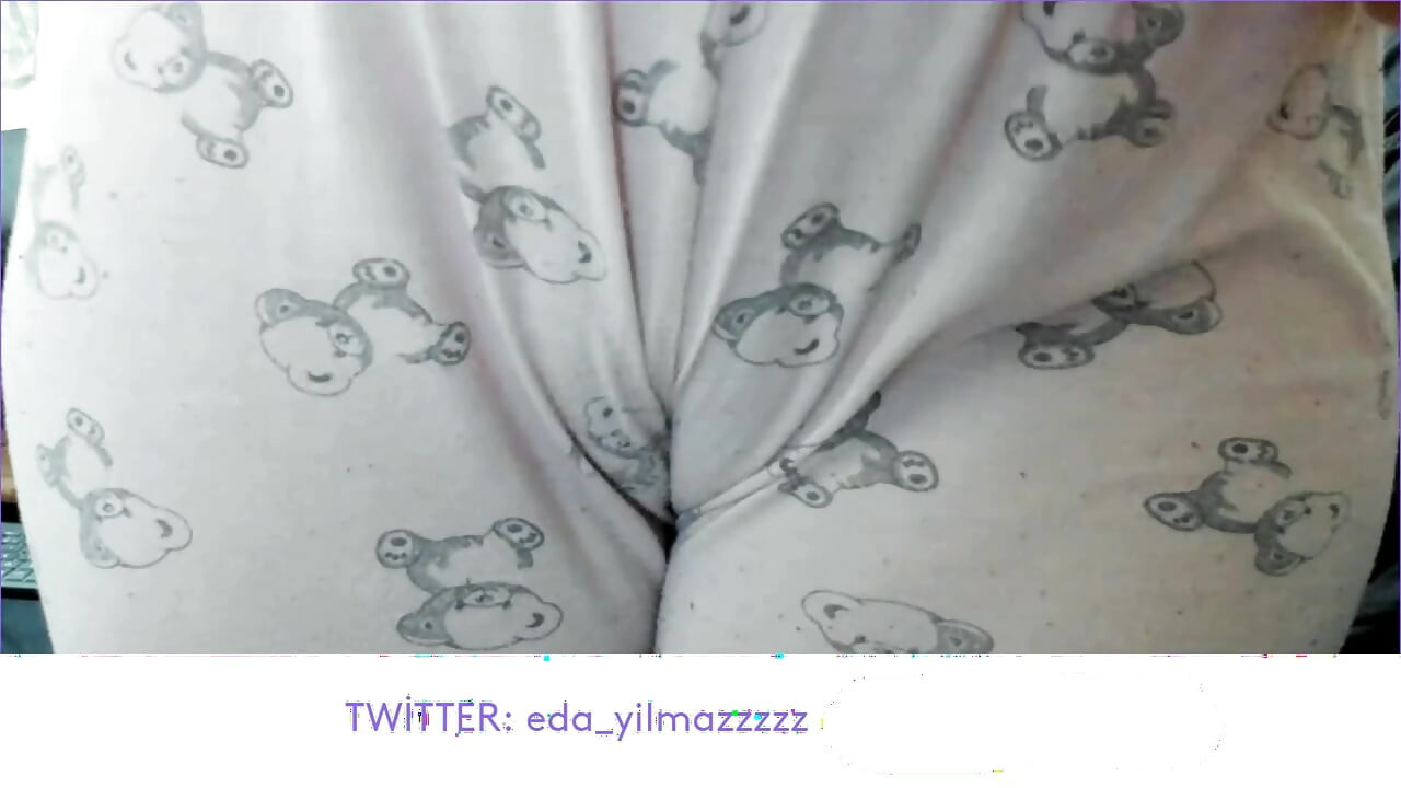 CAMELTOE- MEMEK BENGKAK- MENGGOSOK MEMEK DENGAN PIYAMA