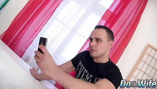 Голодная до члена Lucy Angel заставляет ее куколда смотреть, пока она трахается