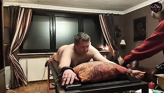 DomLady Mia - Bestrafung des Schreckens für den Sklaven - Training: Arsch gefickt mit der Fickmaschine - Teil 1