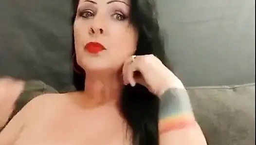 Lipstik merah uap topless