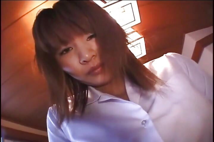 Une superbe bombasse japonaise sexy se fait baiser sa chatte poilue