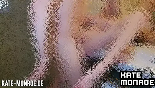 Havuz çocuğu azgın orta yaşlı seksi kadın Kate Monroe'yu sikiyor