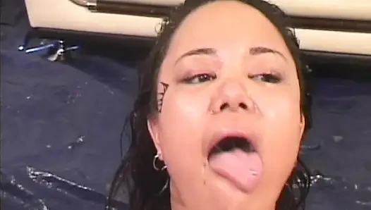 Lesbian binal perancis dientot habis-habisan di kamar mandi emas