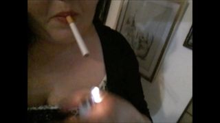喫煙中のディルドファックアナル痴女の愛人ストラップ