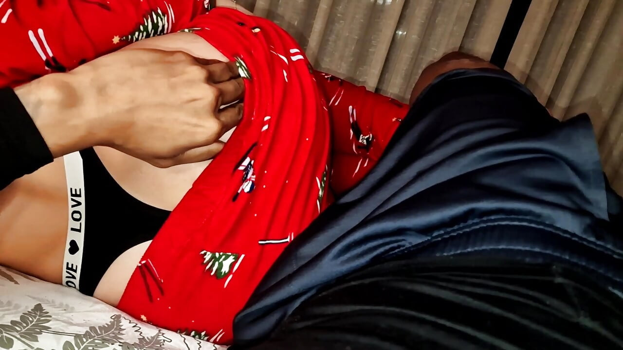 Καλώ την κουνιάδα μου στο κρεβάτι μου για κουβέντα και καταλήγει να τρίβει κατά λάθος τον σκληρό πούτσο μου και καταλήγουμε να γαμιόμαστε χωρίς προφυλακτικό πονηρά