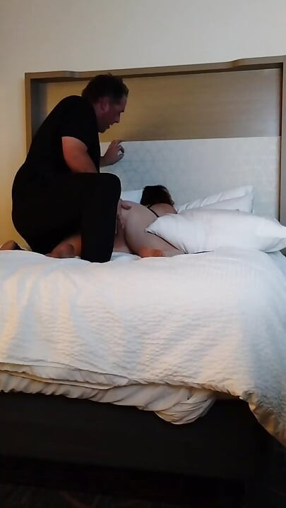 Milf orgasmos uma e outra vez enquanto está sentada no rosto de seu homem