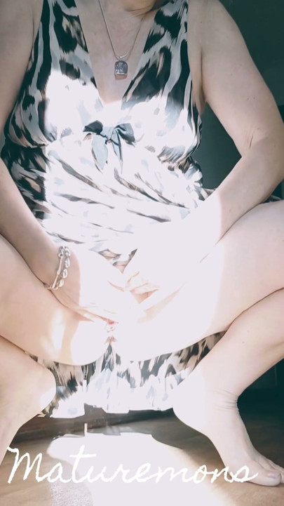 Horny mature squats, spreads and fingers her gaping cunt | Clip 1