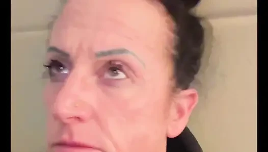 Niesende göttin versohlt hinter den kulissen hotelbett bei der beichte