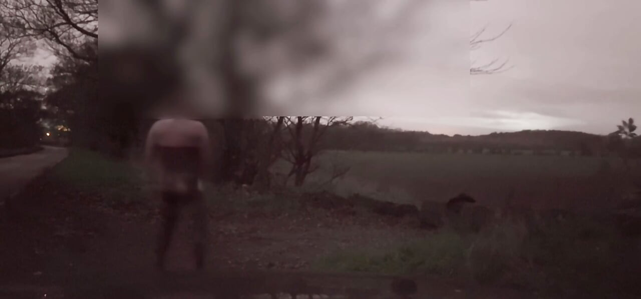 穿着穿丝袜的手淫在经过的汽车上撸着