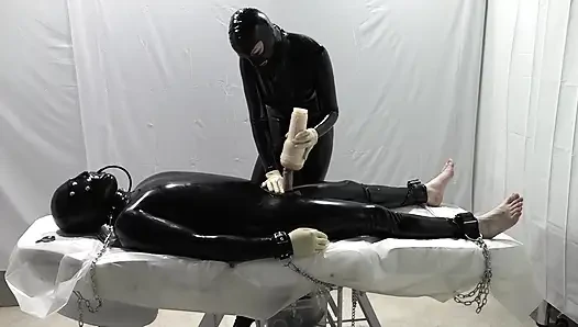 Bayan Dominatrix ve bir köle üzerindeki deneyleri.