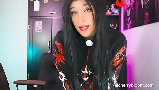 Gotik erkek arkadaşın bir ev kadını ve sikini istiyor