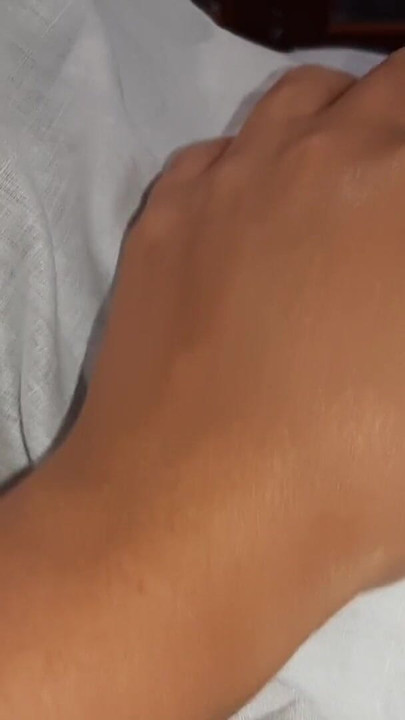 Dok moja cura uči za ispit, susjeda se igra s mojom pičkom ispod pokrivača | Isječak 2