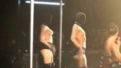 Cantora dinamarquesa chilena Medina dá show em topless com pastéis