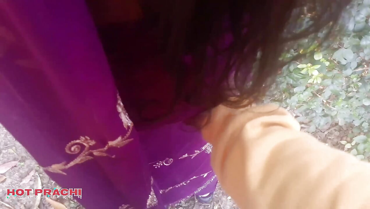 Desi Goan ki bhabhi din ko chupke aayi jungle me chudne, Desi village bhabhi fuck in jungle at evening