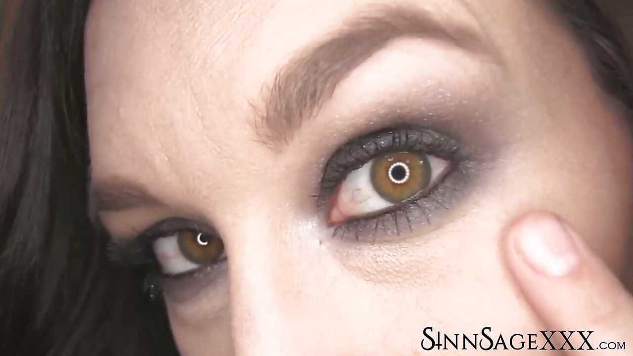 Sinn Sage 在特写中突出美丽的榛子眼睛为相机视图